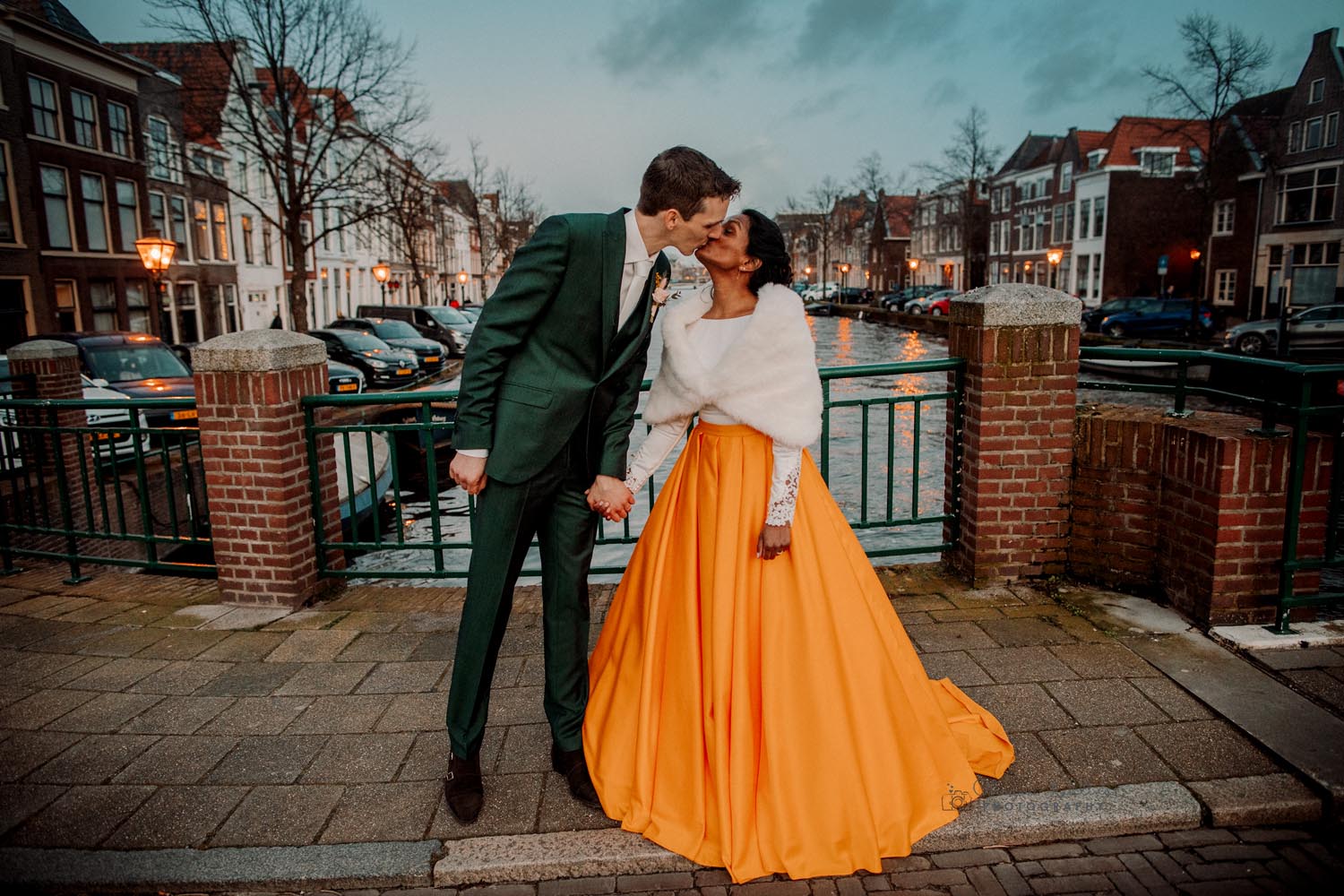 Leiden Trouwfotograaf En Bruidsfotograaf Bruiloft Foto´s Van De Bruid En Bruidegom Op Hun Trouwdag